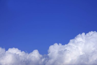 Beyaz kabarık bulutlu güzel mavi gökyüzü      