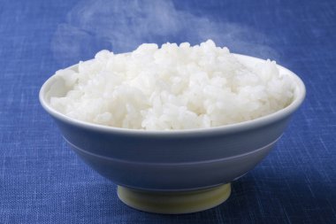 Beyaz pirinç kaseye yakın. 