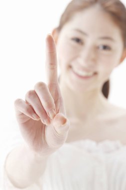 Genç Asyalı kadın parmak izi gösteriyor.