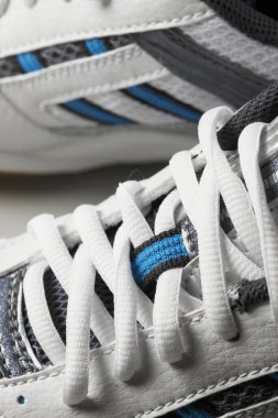 beyaz arkaplanda spor ayakkabıları