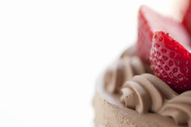 Beyaz arka planda çilekli lezzetli pastanın yakın plan görüntüsü     