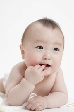 Beyaz arka planda bebek bezi takmış sevimli Asyalı bebeğin stüdyo portresi