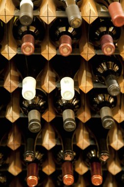 Arka planda kırmızı şarap şişeleri, kapatın.