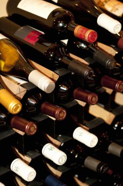 Arka planda kırmızı şarap şişeleri, kapatın.