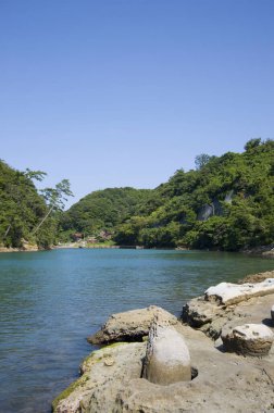 Parktaki gölün güzel manzarası.