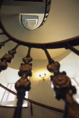 Eski model iç döşemeli ahşap merdivenler.