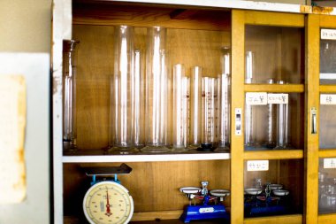 Cam eşyalar ve teraziler de dahil olmak üzere laboratuvar ekipmanları düzgünce görüntülendi.