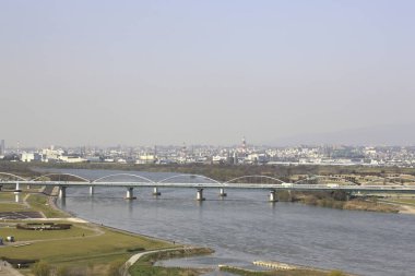 Geniş nehrin üzerindeki büyük modern köprü