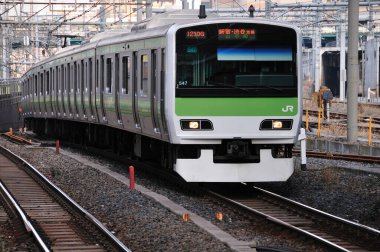 Gündüz Çağdaş Tren Japon Şehri 'nden Geçiyor 