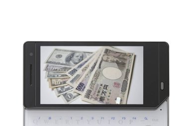 Ekranda bir sürü banknot olan akıllı telefon.