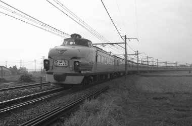 Tren raylarda hızla ilerliyor.