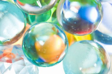 Renkli şeffaf cam boncuk. Yaklaş.. 