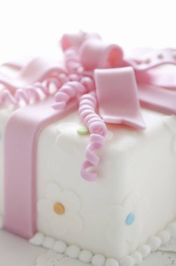 Tatlı pembe pasta hediye şeklinde.