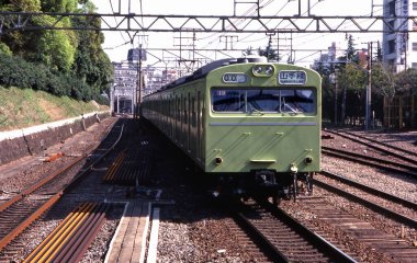 Tren istasyondaki tren raylarında ilerliyor.