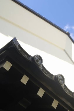 Japon geleneksel mimarisi ve mavi gökyüzü