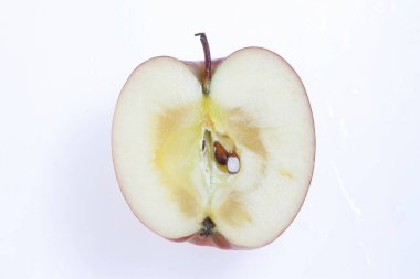 beyaz arkaplanda elma