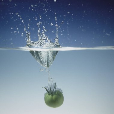 İçkinin içine dökülen domatesin suyu damlıyor. 