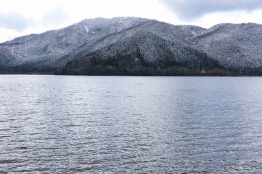 Dağlardaki gölün güzel manzarası, doğa.