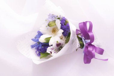 Beyaz arka planda izole edilmiş güzel beyaz düğün çiçekleri.