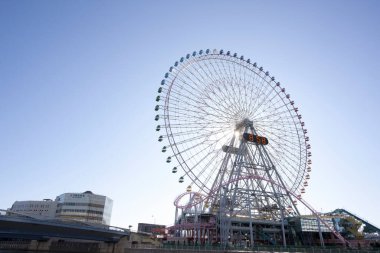 Yokohama, Japonya 'da mavi gökyüzü üzerinde modern şehir binaları