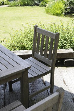 Tahta masa ve sandalye terasta.