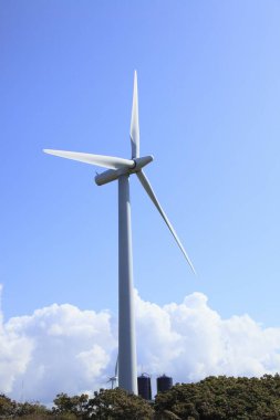 Mavi gökyüzü arka planlı rüzgar türbini. yenilenebilir enerji          