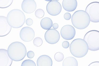 Beyaz arkaplanda uçan renkli bbubbles