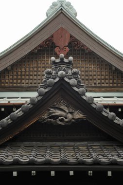 Güzel antik Japon tapınağının manzaralı görüntüsü.