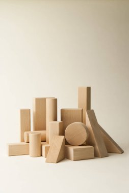 Beyaz arkaplanda tahta bloklar, kapatın