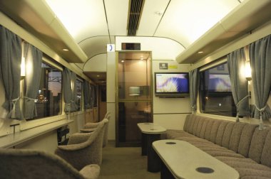 Konforlu bir iç mekan. Konforlu koltuklar ve hafif ışıklandırma.