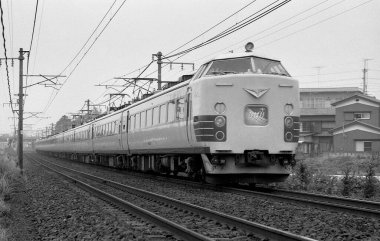 Siyah beyaz fotoğraf, yolcular tren raylarında..