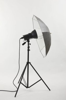 Işıklandırma ekipmanlı profesyonel fotoğraf stüdyosu