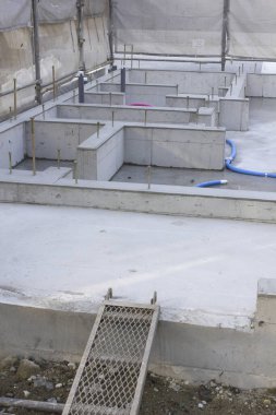 Beton temel duvarlar inşaat alanının içinde bölümler oluşturuyor