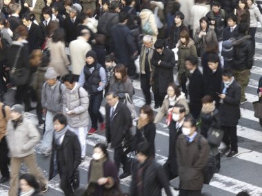 Japonya 'da yaya geçidinde karşıdan karşıya geçen insanlar.