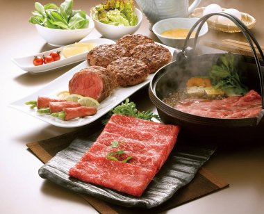 Biftek ve et dilimleri masada çorba için.