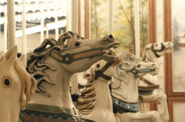 Lunaparkta klasik tarzda bir atlıkarınca. 