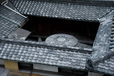 Dairesel yapıyı çevreleyen geleneksel Japon çatı kiremitleri