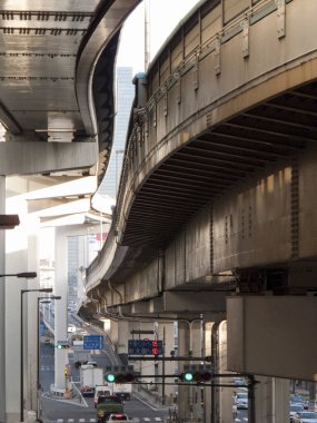 Yoğun kentsel caddenin üzerinde kavşaklı yüksek otoyollar kesişiyor