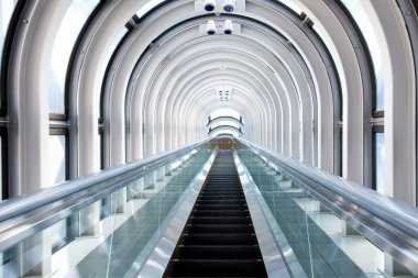 Şehir merkezinde modern yürüyen merdiven manzarası