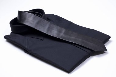 Beyaz arka planda zarif deri kravat ve siyah gömlek..