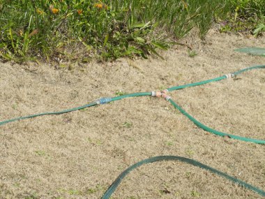 Su boruları bahçe toprağında yatıyor..