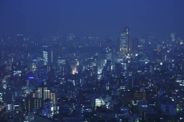 Aydınlatılmış binalar, gökdelenler, gece şehir manzarası