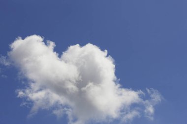 Arka planda bulutlar olan mavi gökyüzü.