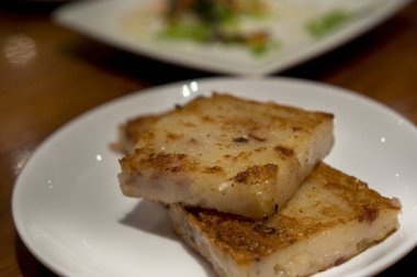 Beyaz tabakta gevrek şalgam kekleri