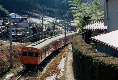 Tren istasyondaki tren raylarında ilerliyor.