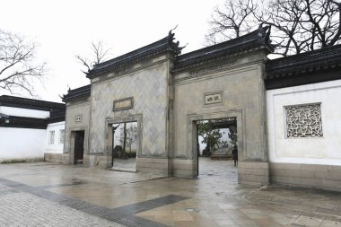 Süslü taş kapılı geleneksel Çin mimarisi