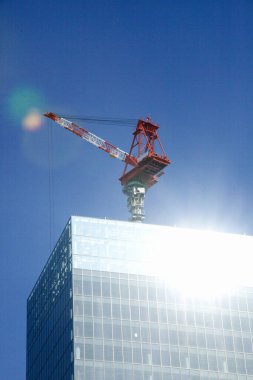 Şehirde yüksek bina ve endüstriyel vinç inşaatı