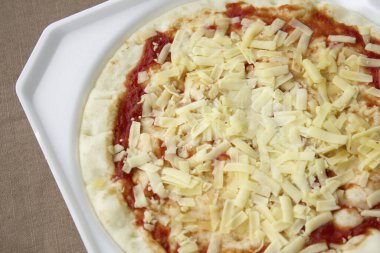 Peynirli çiğ pizza, yakın görüş.