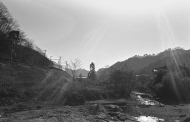 bir dağ manzarasının siyah beyaz fotoğrafı