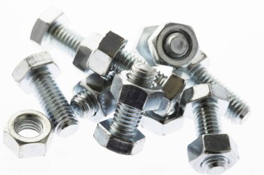 fındık ve cıvatalar beyaz arkaplanda izole.